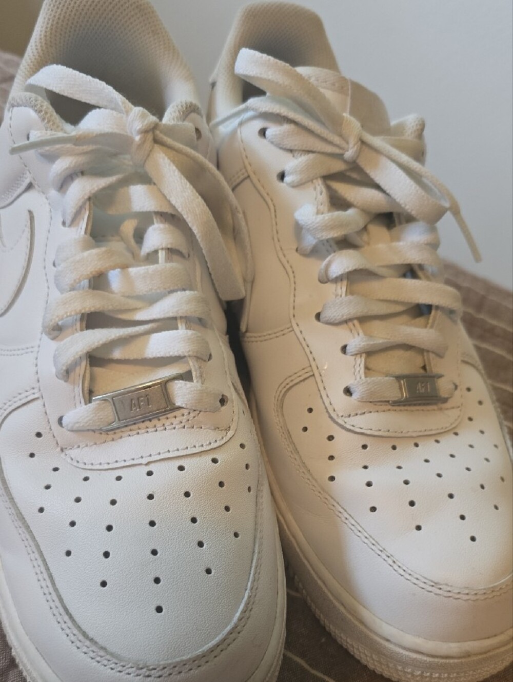 Nike AF1 Mens All White Low-Top Leather Sneakers - Picture 2 of 4